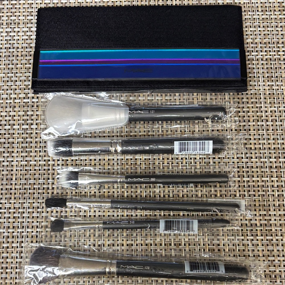 MAC COSMETICS BRUSHES NATURAL HAIR DISCONTINUED LOT OF 6 and MAKEUP CASE NEW